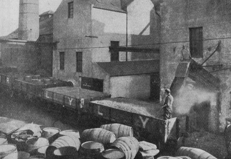Glenlossie : Loading draff into wagons.