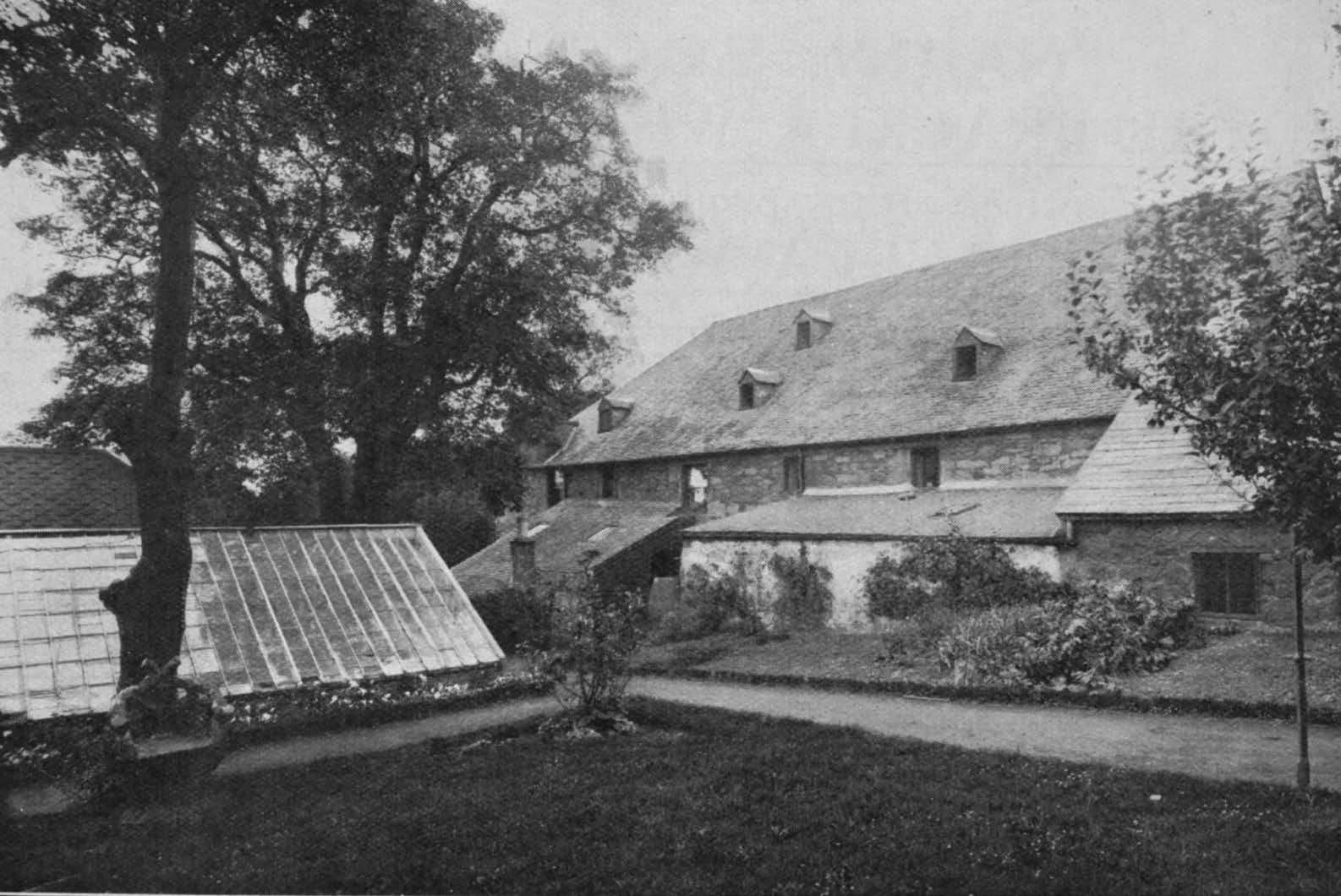 Isla Distillery : Part of the grounds.